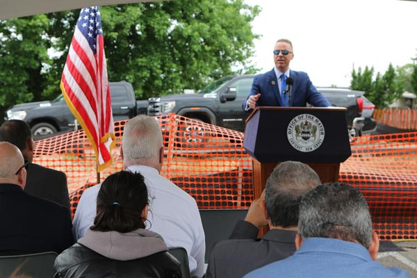 El alcalde Reiman ayuda al Centro Médico Central de Jersey a comenzar la construcción de la nueva instalación satelital de Carteret