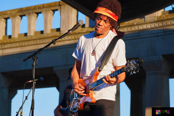 Stanley Jordan Plays Jimi Hendrix LIVE! on the Atlantic City Boardwalk