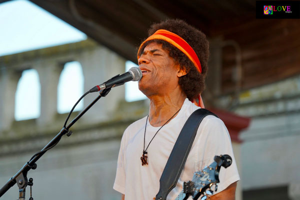 Stanley Jordan Plays Jimi Hendrix LIVE! on the Atlantic City Boardwalk