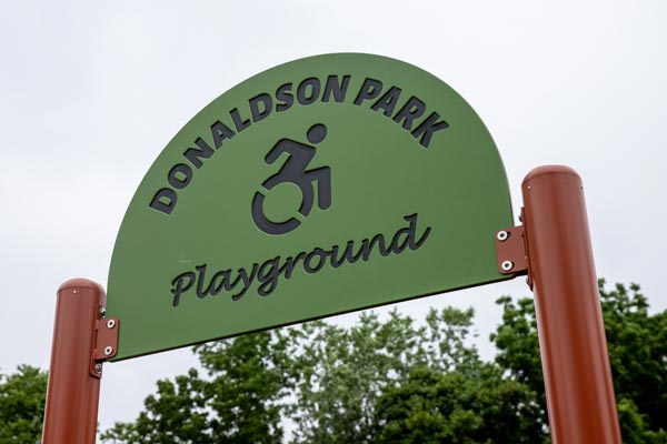 El condado de Middlesex y el municipio de Highland Park anuncian la finalización de dos parques infantiles en Donaldson Park