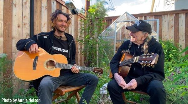 Particle Kid + duet of Willie Nelson in a new single and bring a festival tour to Camden