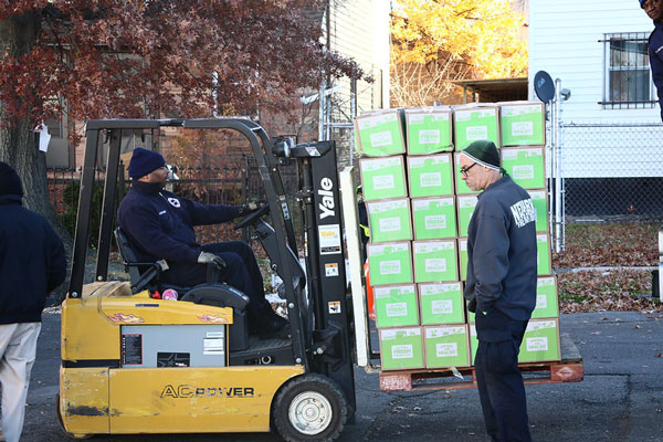 Mayor Baraka Distributes 3,600 Turkeys and Celebrates 2 Millionth Meal Distribution Milestone In Partnership with HelloFresh