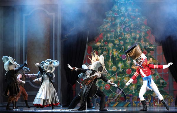 State Theatre announces Eight Holiday Shows and Christmas in July Sale