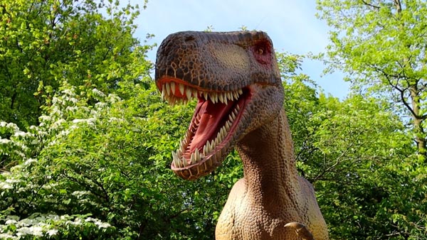 Animatronic Dinosaurs and Giant Bugs Take Over Philadelphia Zoo for Summer, Plus Zoo Key Returns